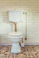 "אינסטלטור מודד את לחץ המים ובודק אם יש צורך לתקן את הצנרת"